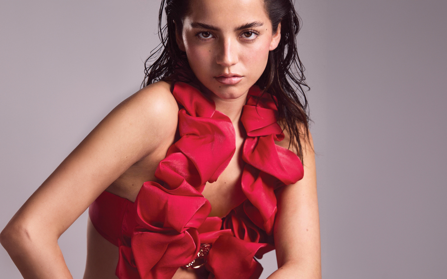 Актриса Изабела Мерсед в красном купальнике