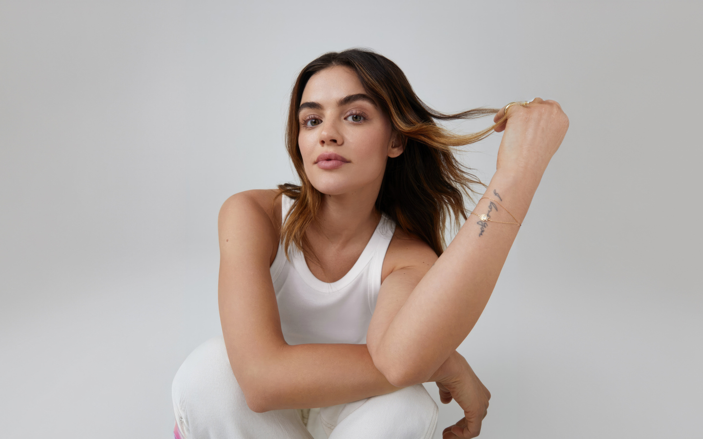 Актриса Люси Хейл на сером фоне