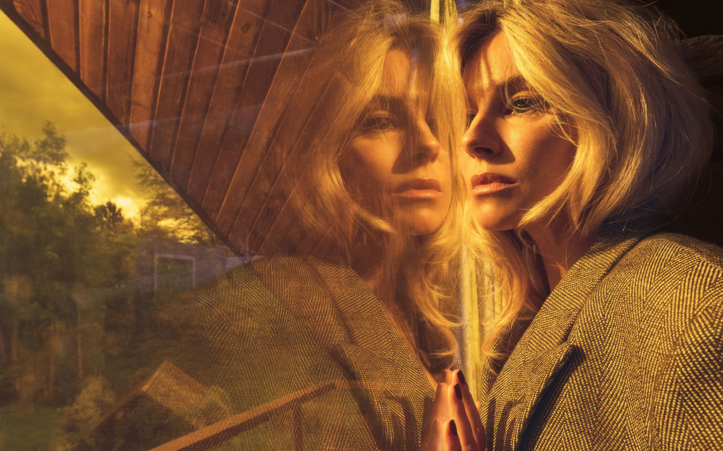 Актриса Сиенна Миллер отражает в окне