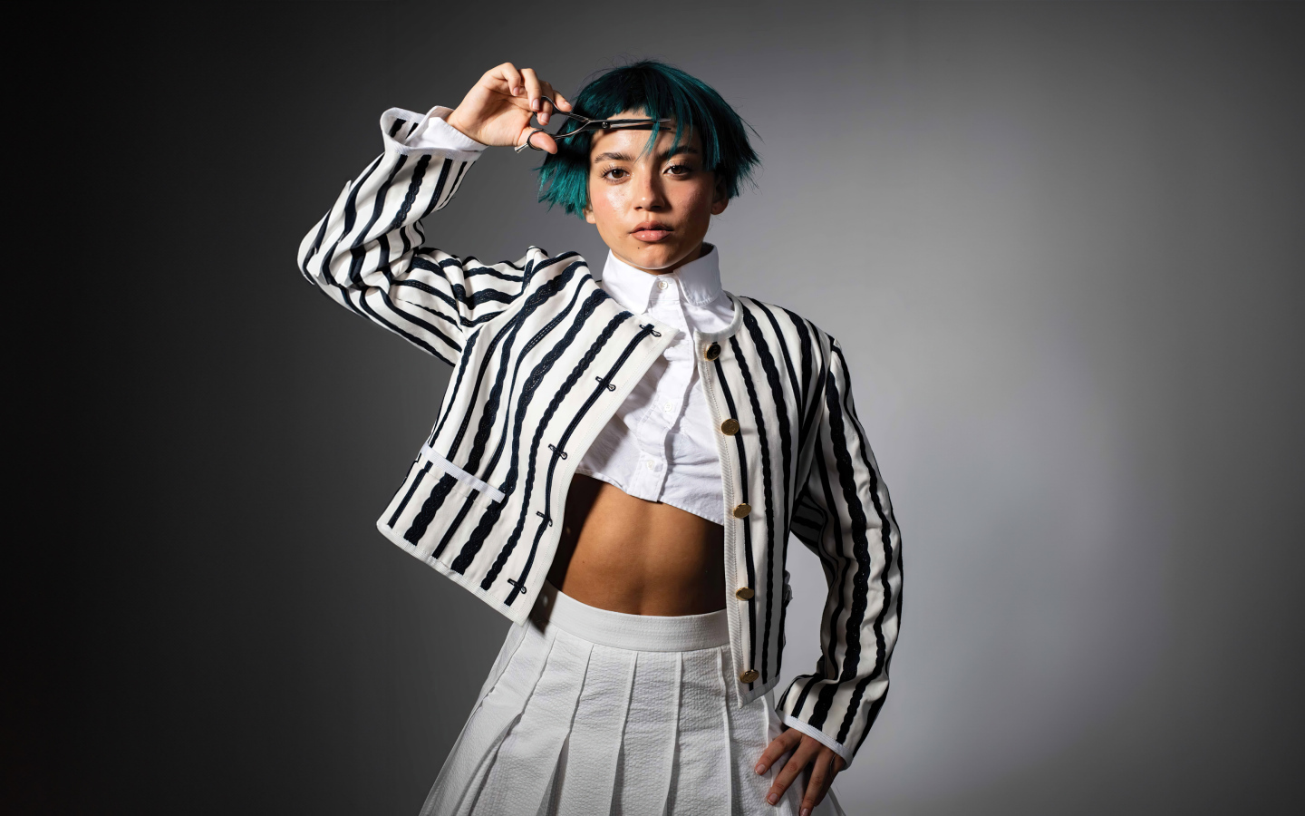 Американская актриса Изабела Мерсед с зелеными волосами на сером фоне