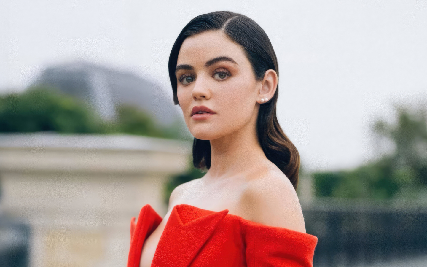 Американская актриса Люси Хейл в красном наряде