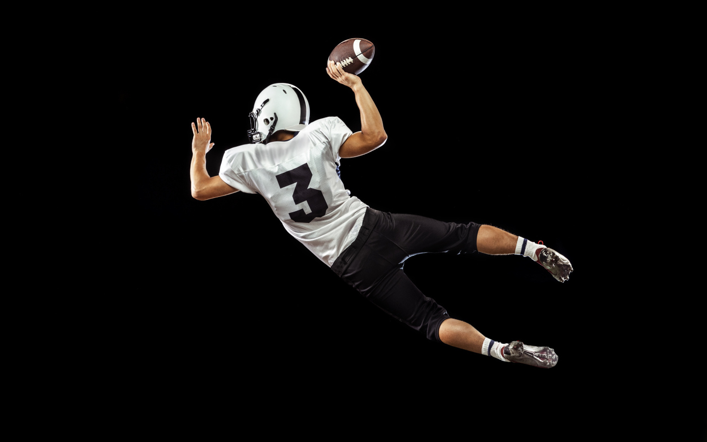 Игрок в американский футбол на черном фоне