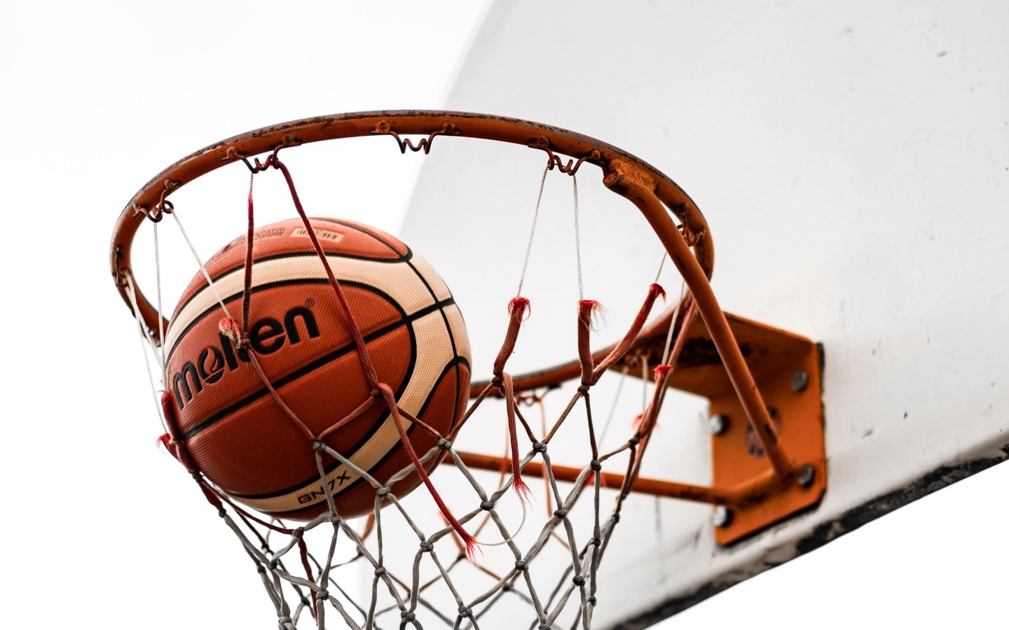 Мяч в сетке баскетбольного кольца