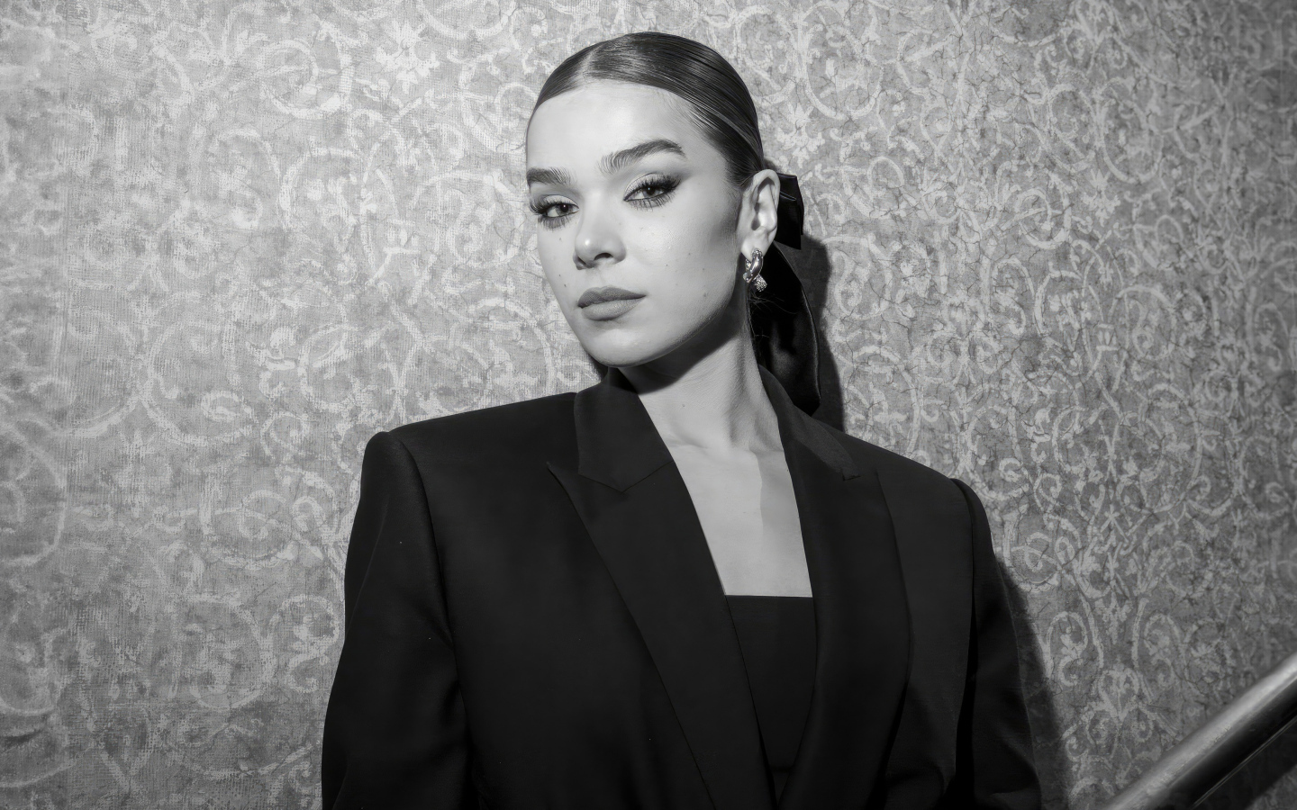 Красивая американская актриса Хейли Стейнфилд в черном костюме