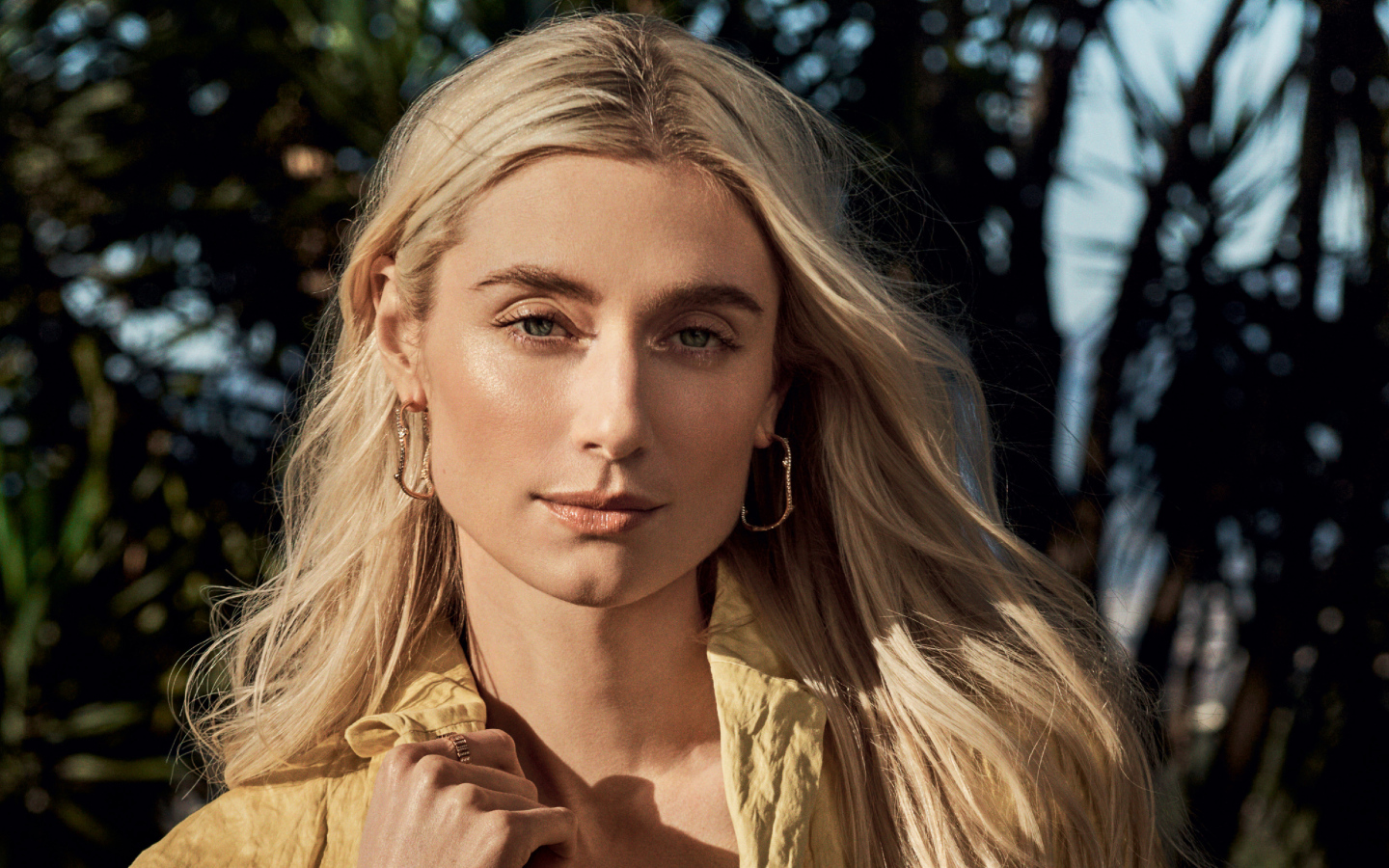 Красивая блондинка актриса Элизабет Дебики