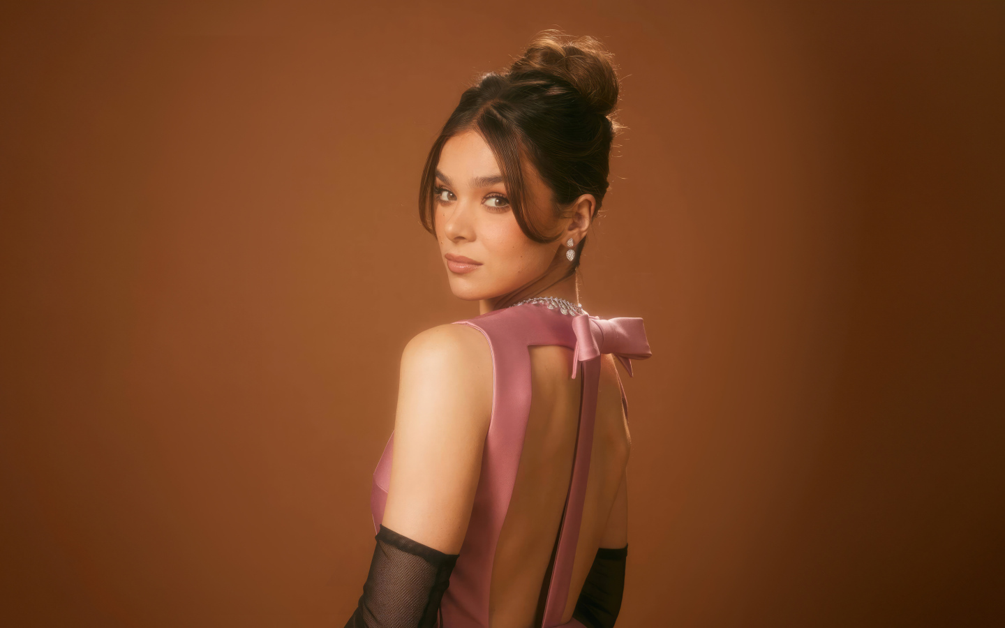 Красивая девушка актриса Хейли Стейнфилд с прической на голове