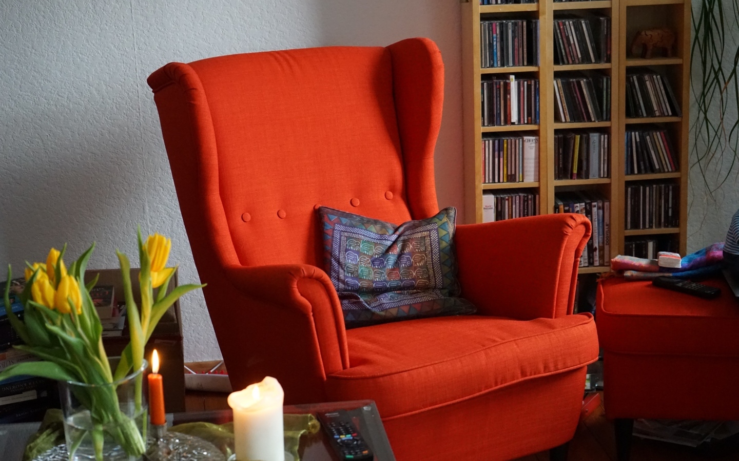 Большое красное кресло в комнате
