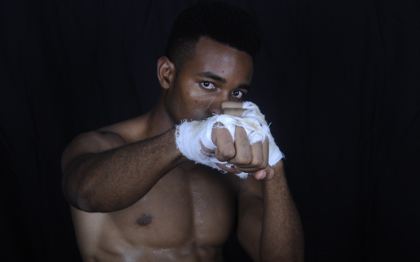 Темнокожий мужчина боксер 