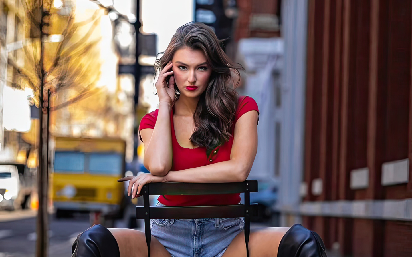 Яркая девушка Рейчел Пиццолато сидит на стуле