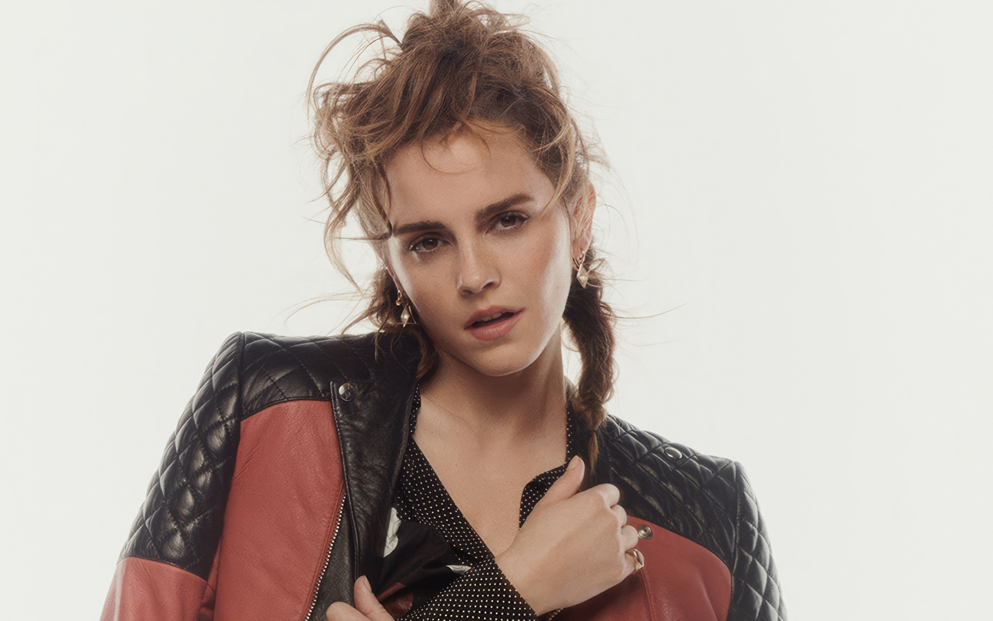 Кареглазая актриса Эмма Уотсон в куртке