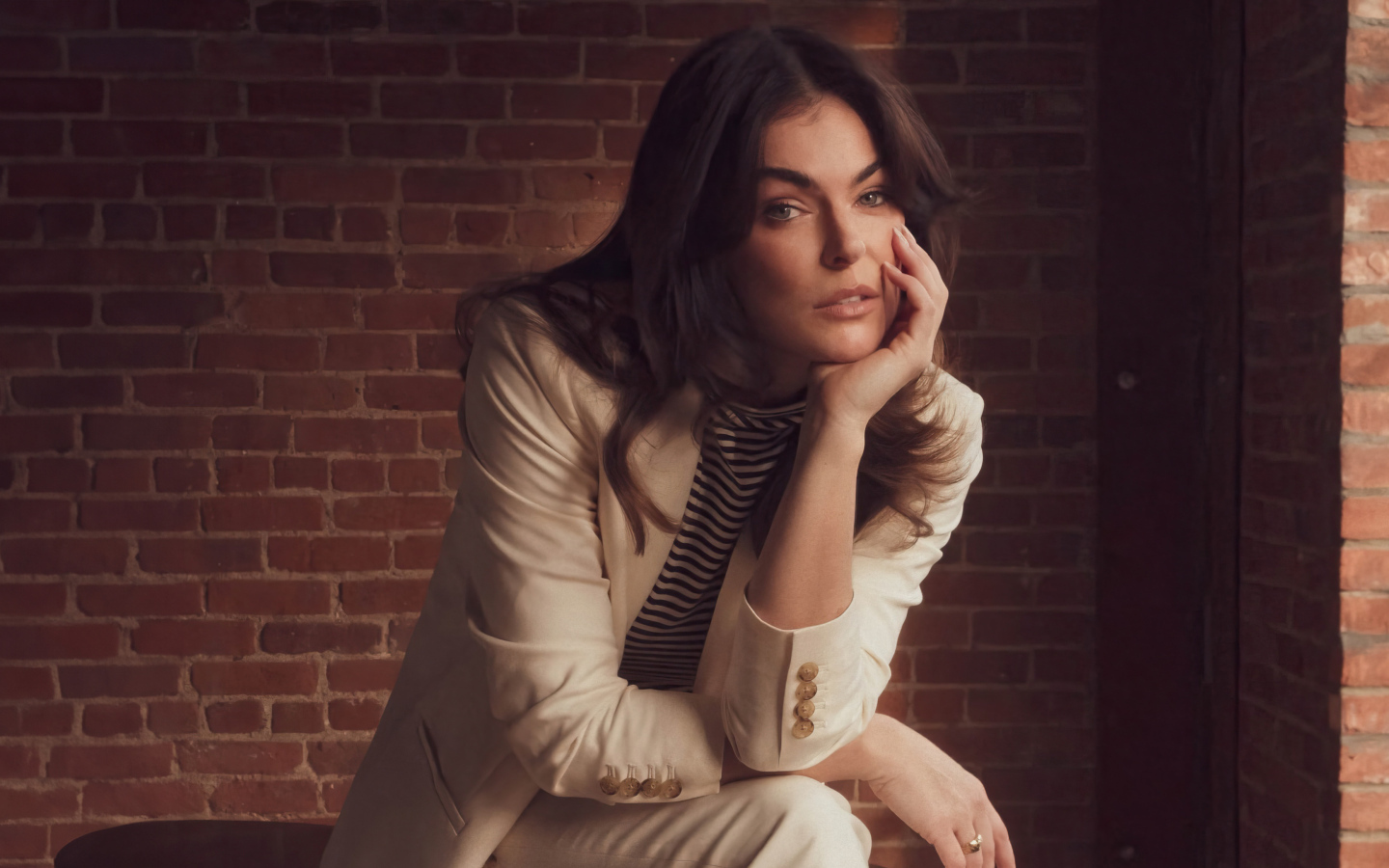 Канадская актриса Серинда Суон в белом костюме