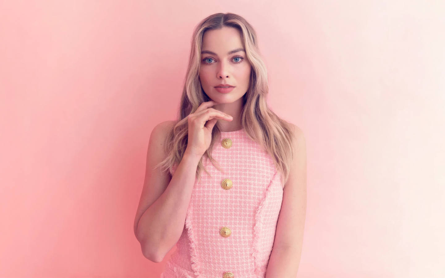 Милая голубоглазая блондинка Марго Робби на розовом фоне