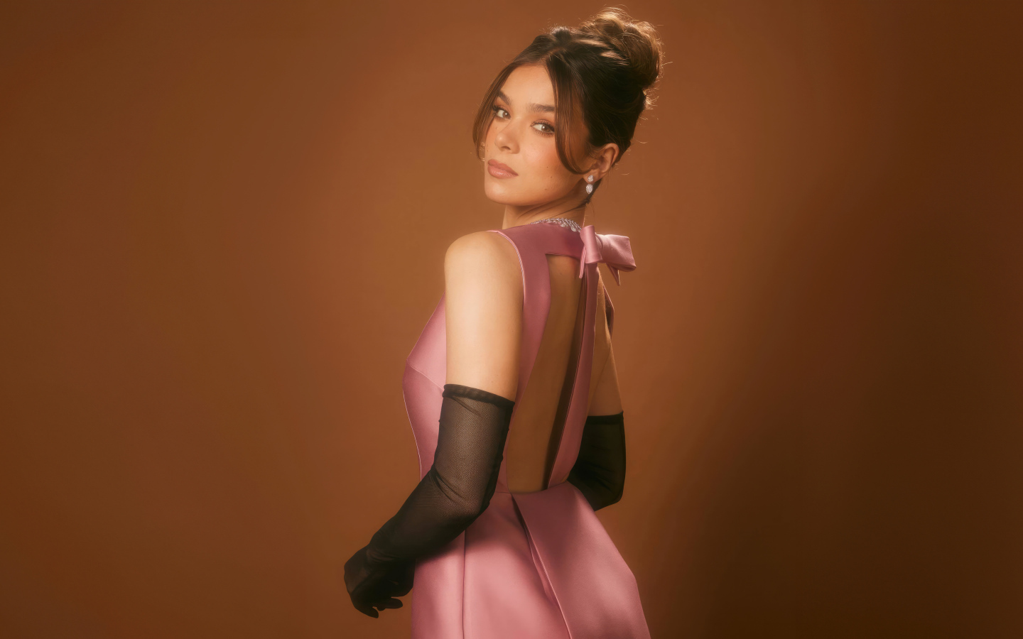 Милая девушка актриса Хейли Стейнфилд в розовом платье