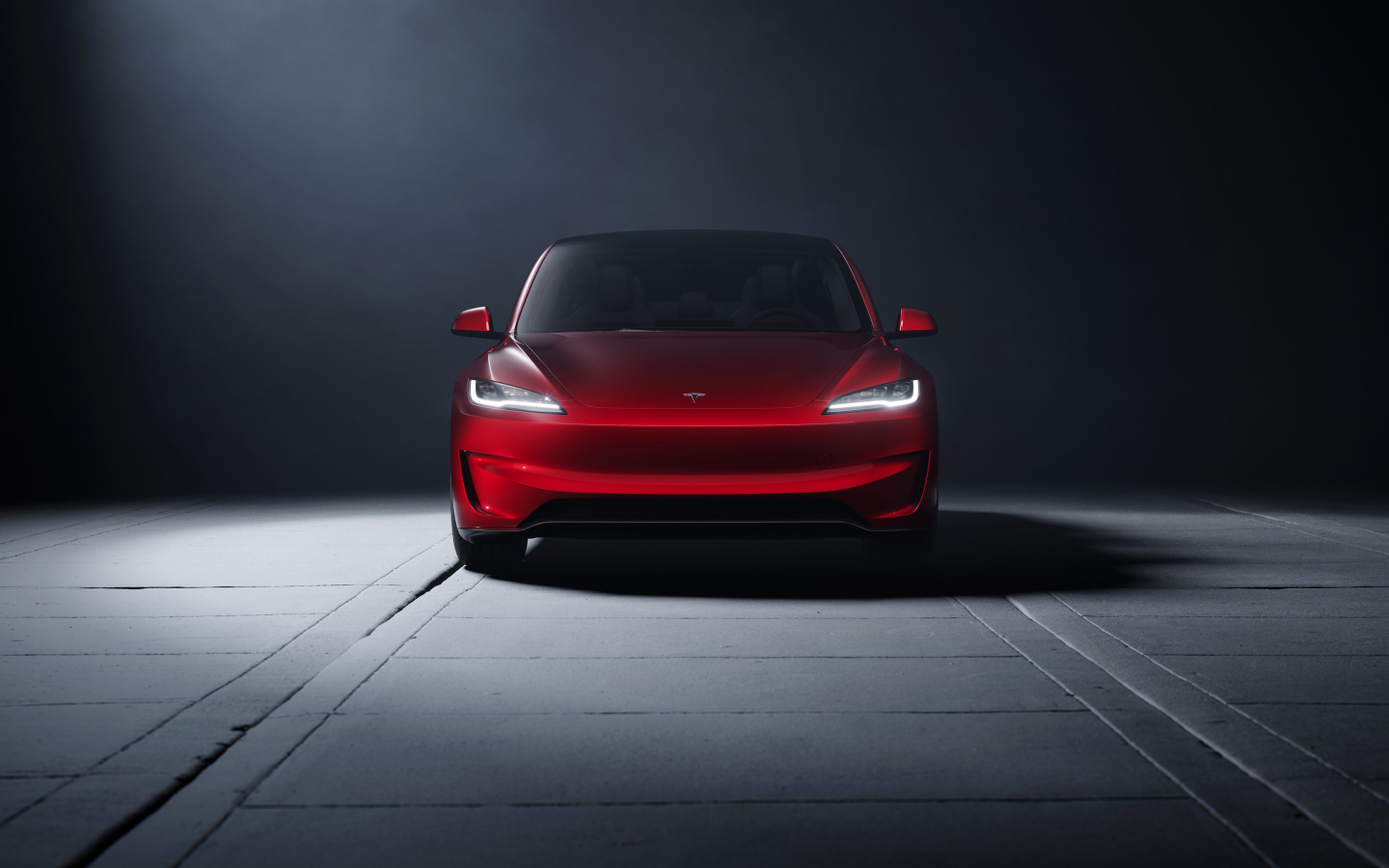 Вид спереди на красный автомобиль Tesla Model 3 Performance 2024 года