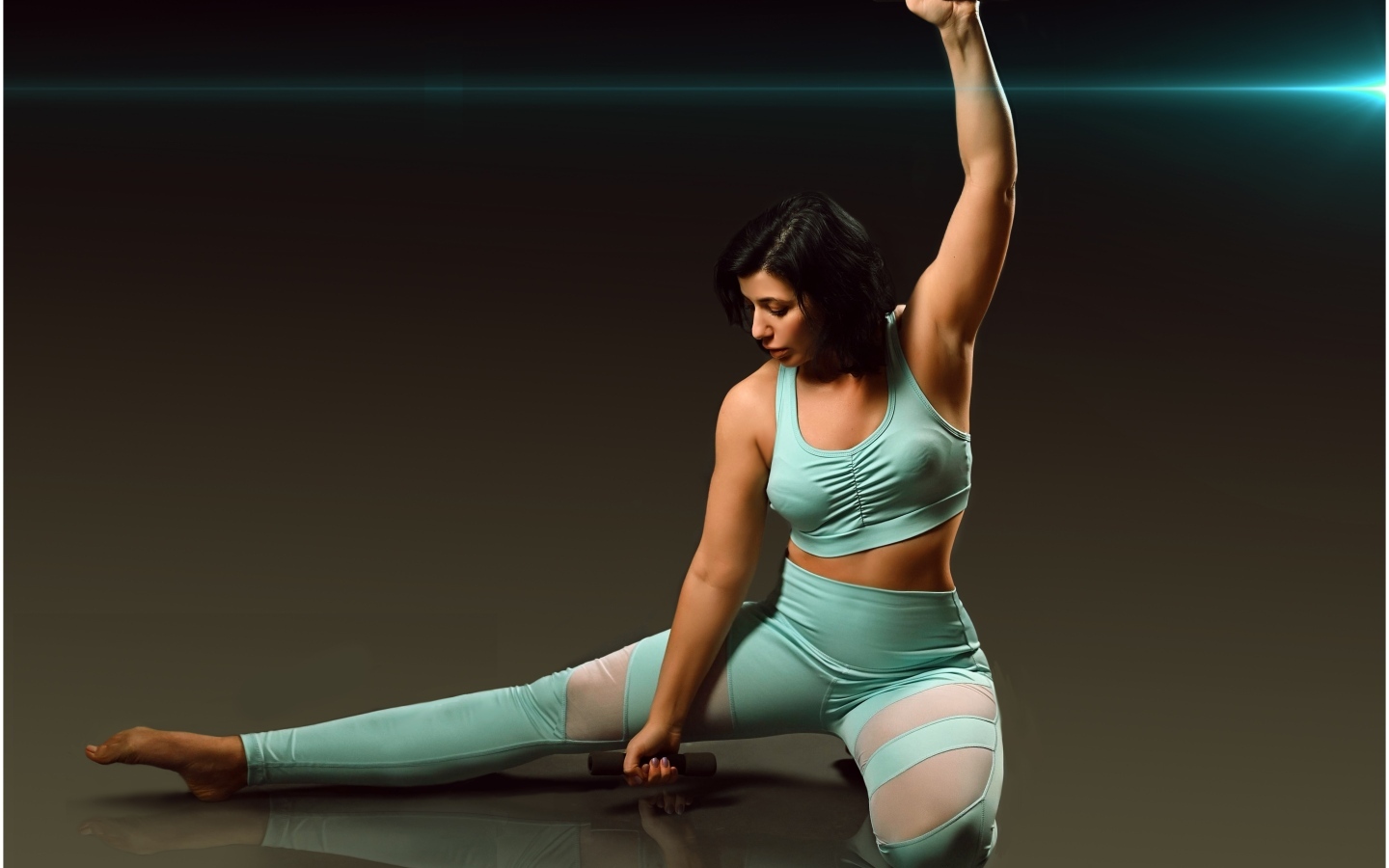 Девушка занимается фитнесом с гантелями