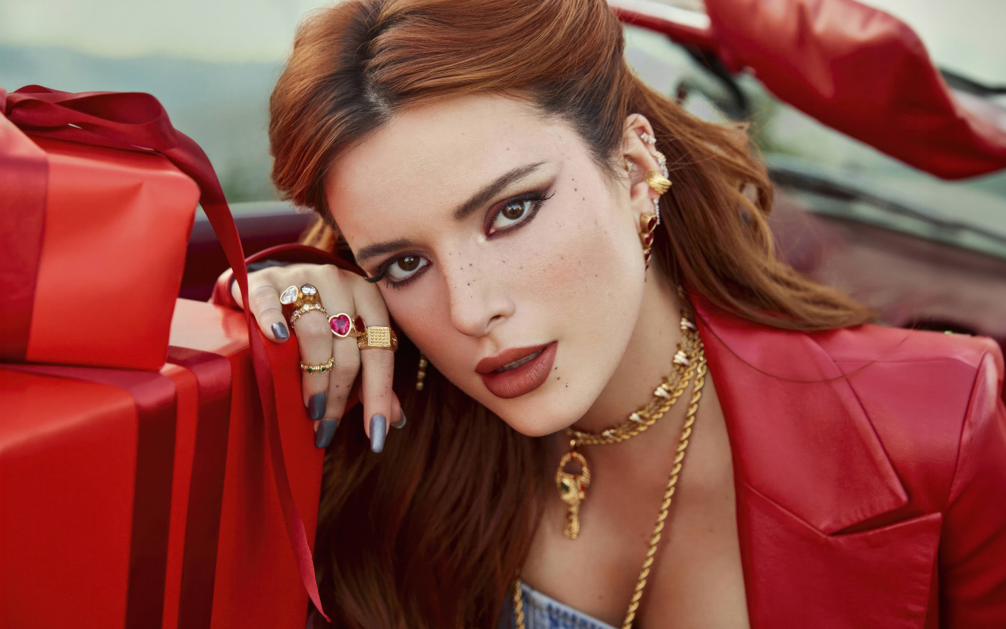 Жгучая рыжеволосая актриса Белла Торн