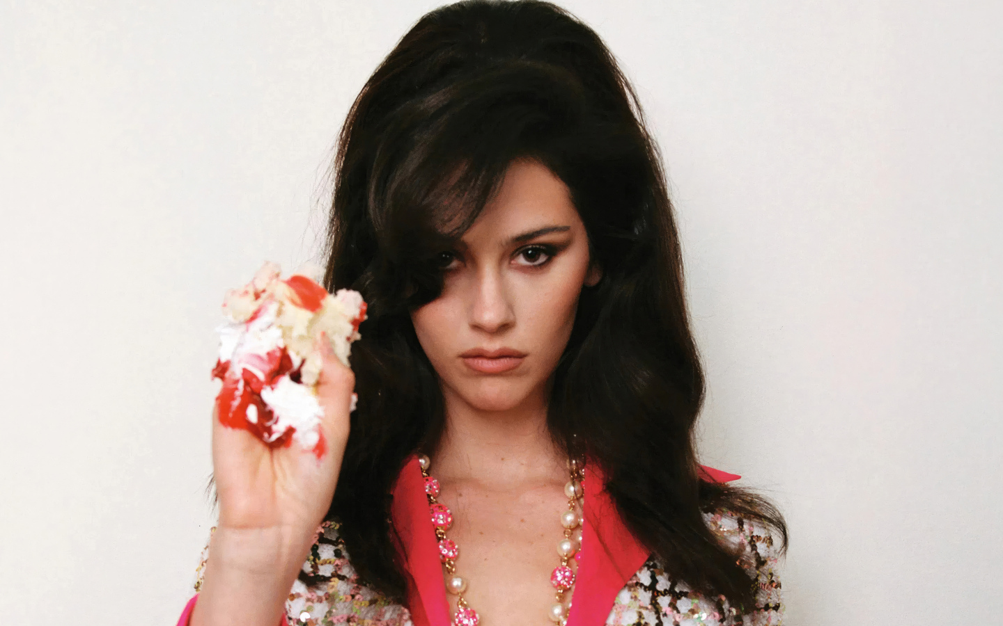 Длинноволосая американская актриса Грэйси Абрамс