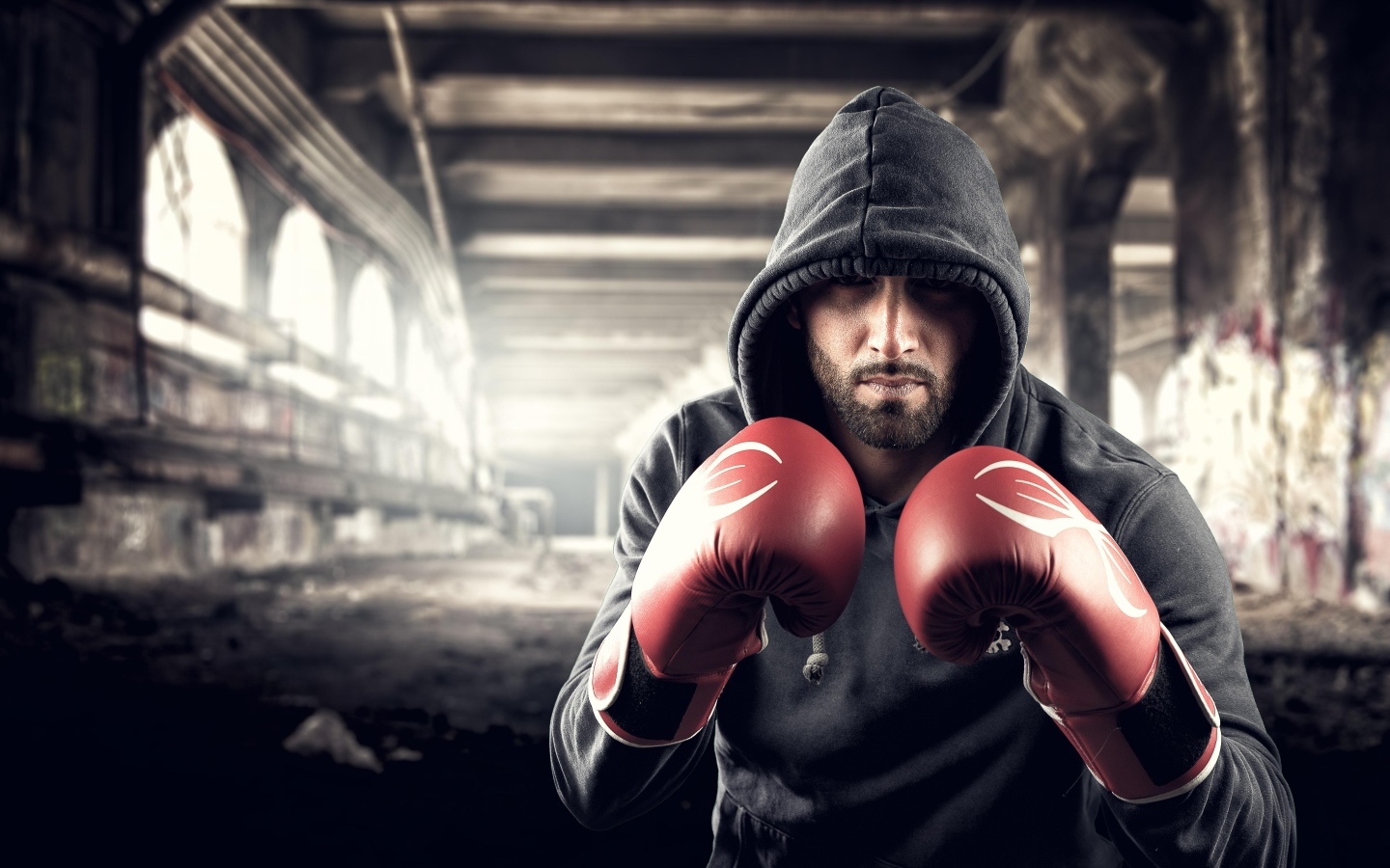 Мужчина с красных боксерских перчатках
