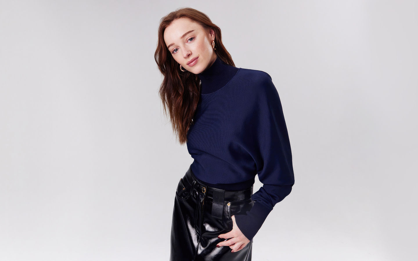 Рыжеволосая девушка актриса Фиби Дайневор