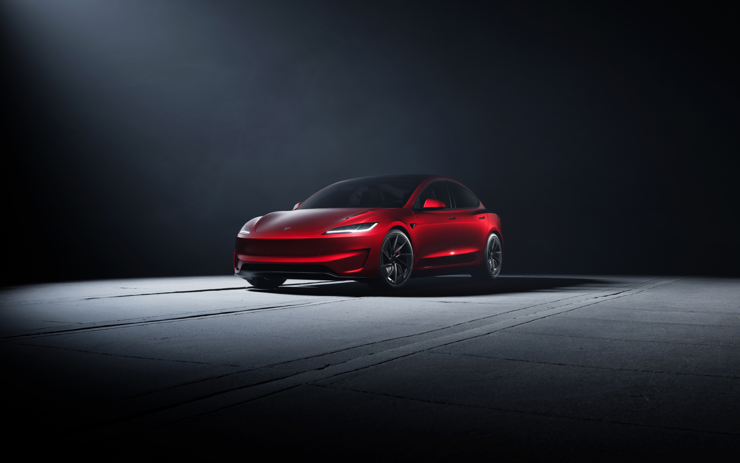 Красный автомобиль Tesla Model 3 Performance 2024 года на сером фоне