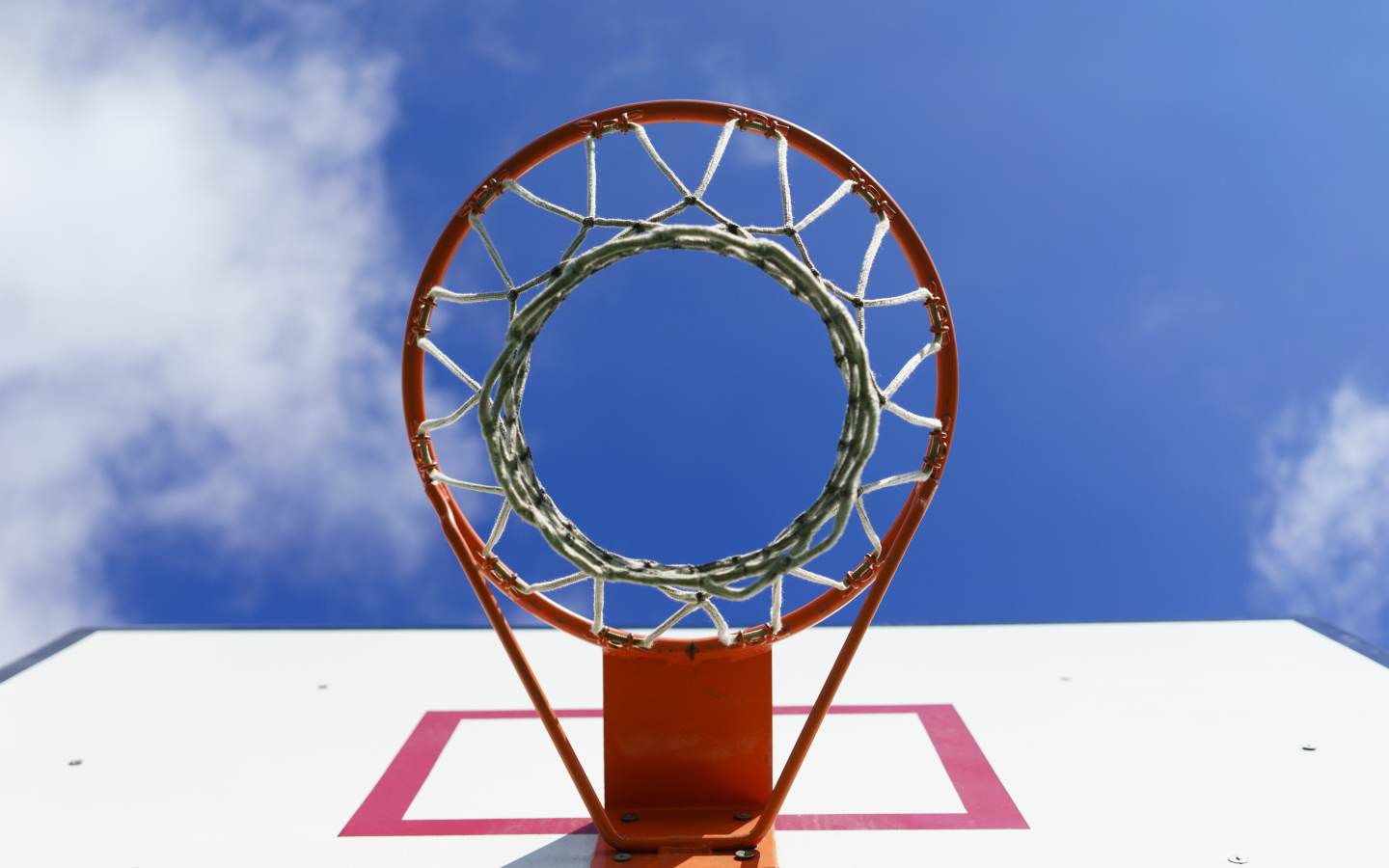 Круглое баскетбольное кольцо на фоне неба