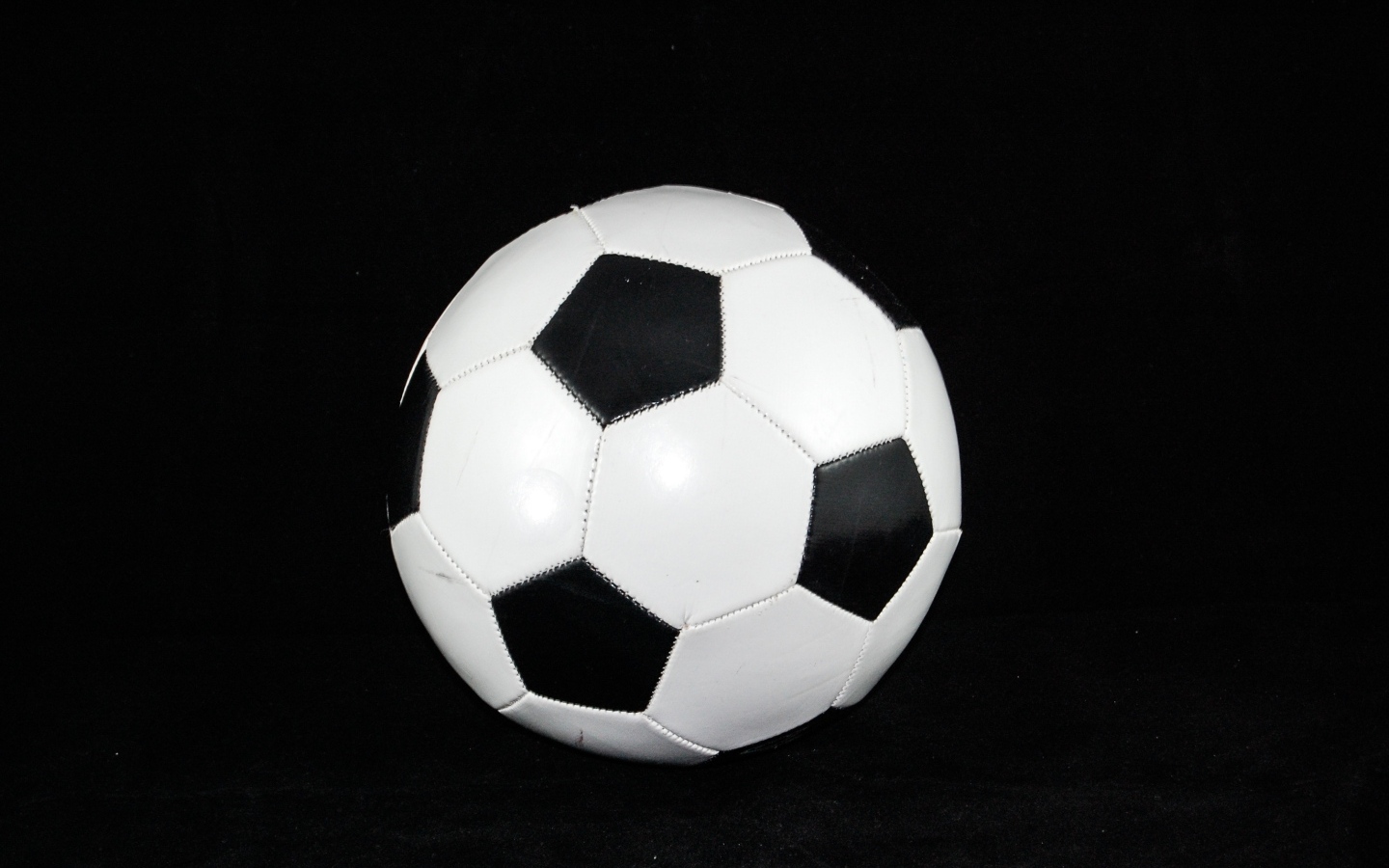 Футбольный мяч на черном фоне крупным планом