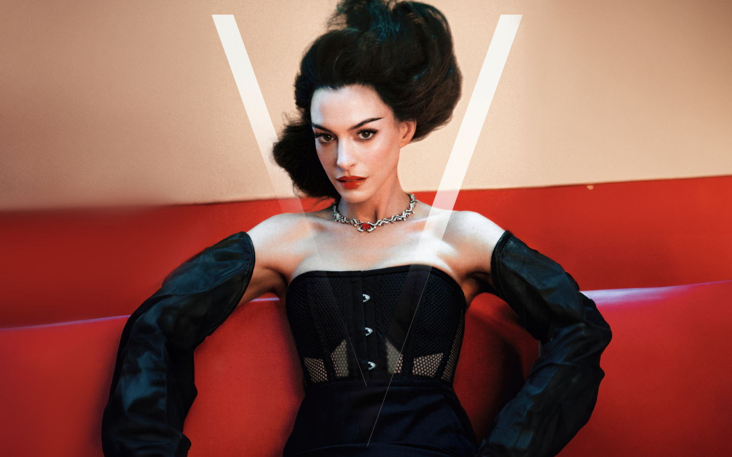 Эффектная актриса Энн Хэтэуэй в черном наряде на диване