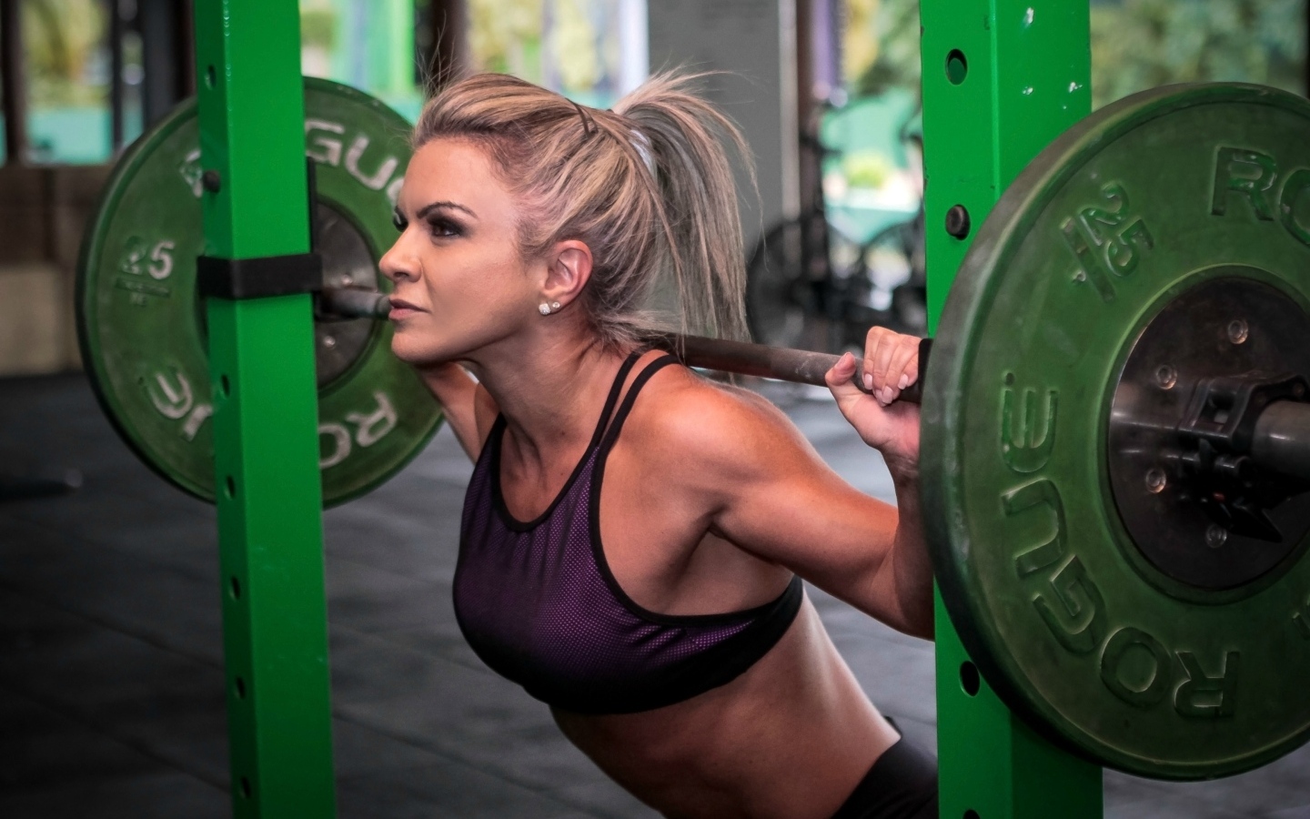 Сильная спортивная девушка поднимает штангу