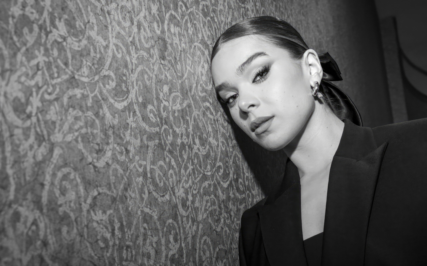 Молодая американская актриса Хейли Стейнфилд у стены