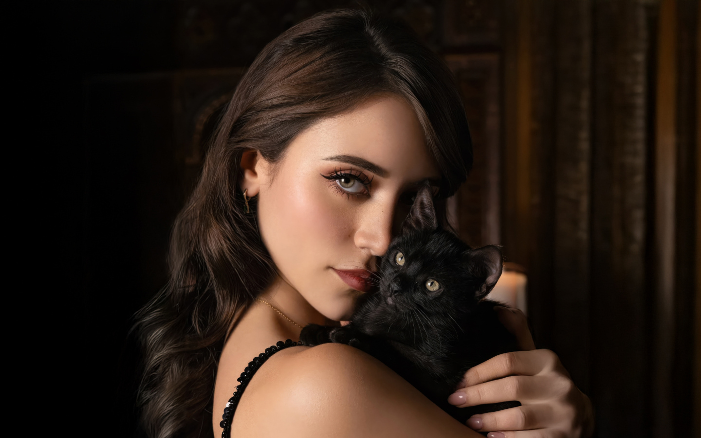 Молодая актриса Кэйли Кауэн с черным котенком
