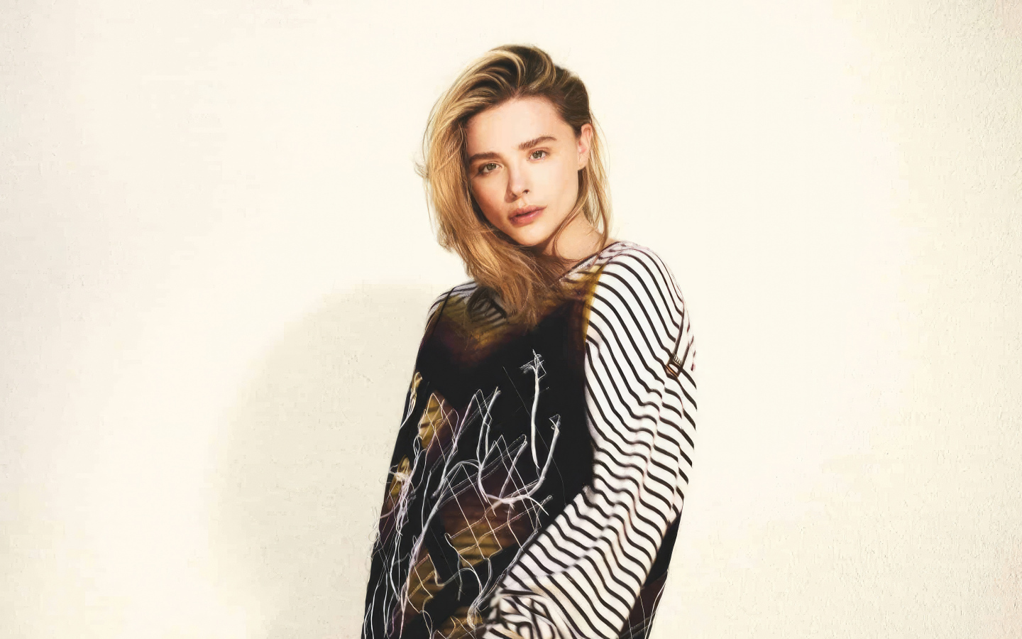 Молодая девушка блондинка актриса Хлоя Грейс Морец