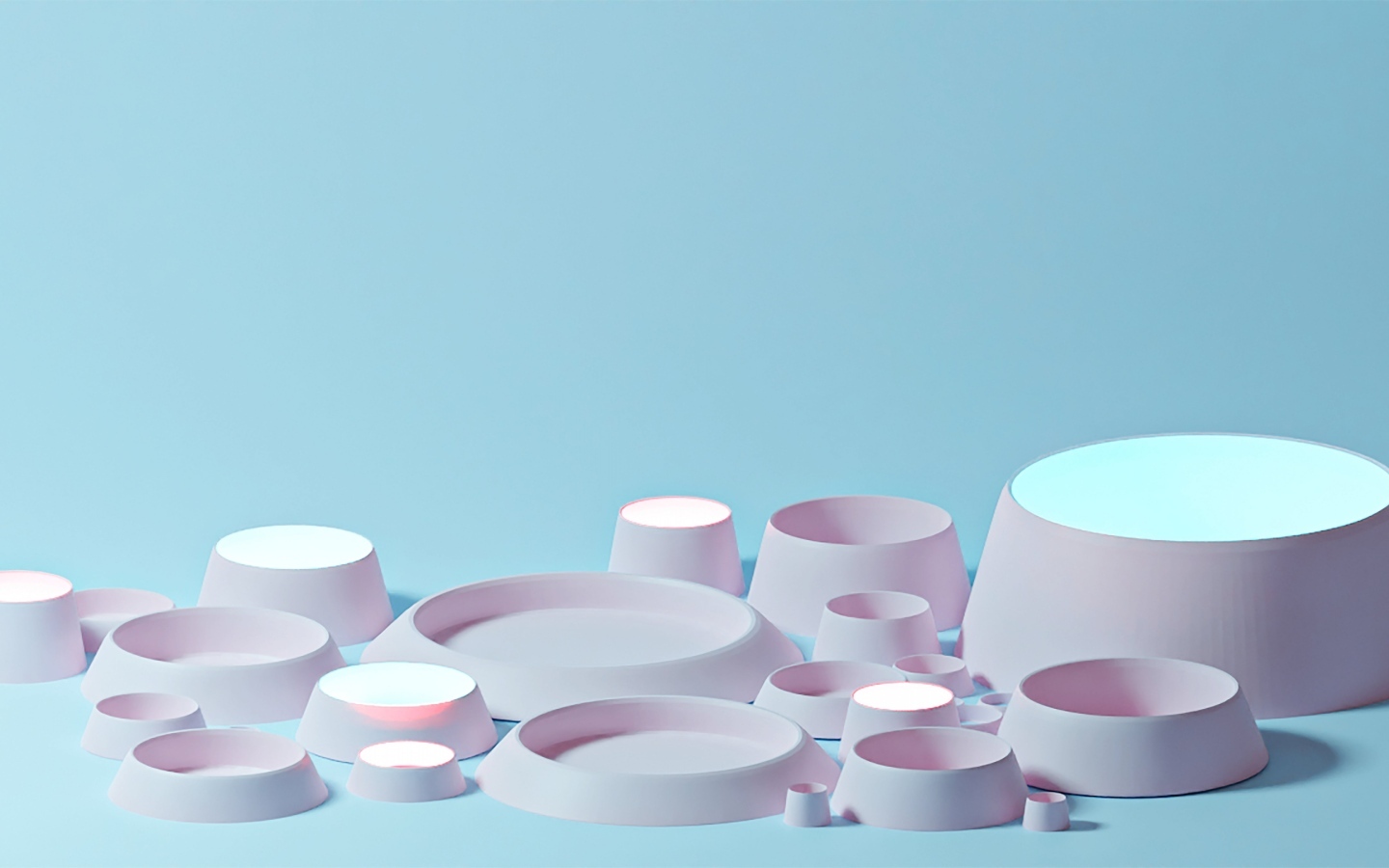 Розовые геометрические фигуры на голубом фоне