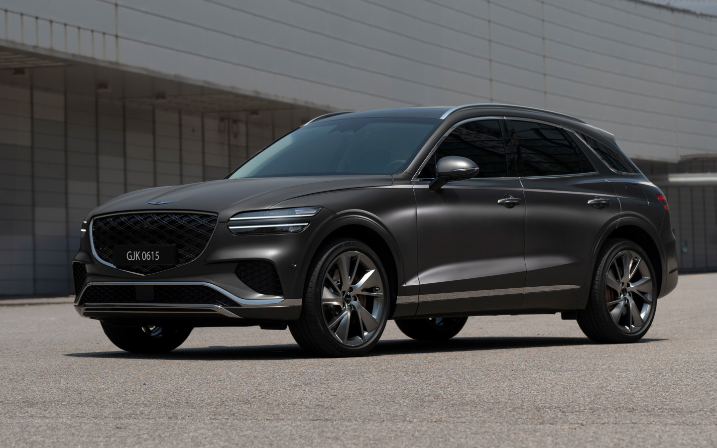 Серый автомобиль Genesis GV70 2024 года