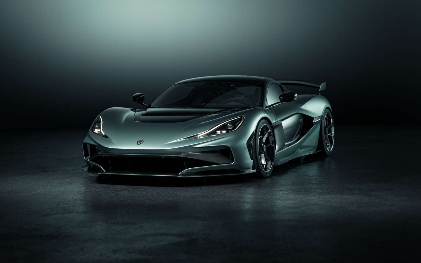 Автомобиль Rimac Nevera R 2024 года вид спереди