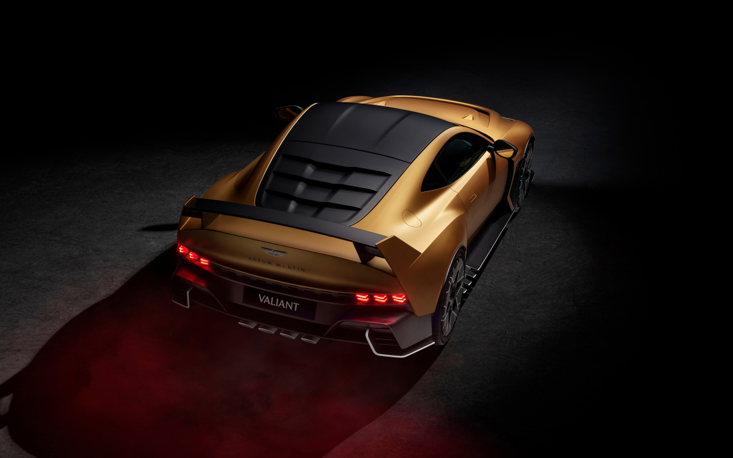 Вид сзади на спортивный автомобиль Aston Martin Valiant 2024  года