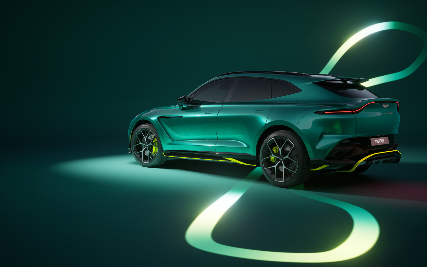 Вид сбоку на зеленый автомобиль Aston Martin DBX707 AMR24