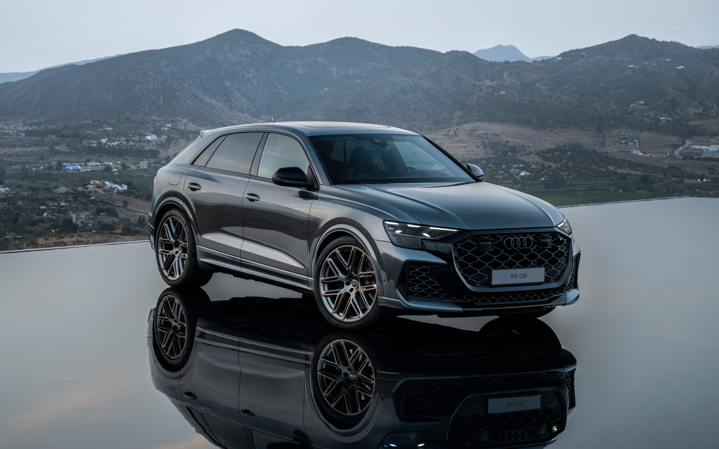 Автомобиль Audi RS Q8 2024 года