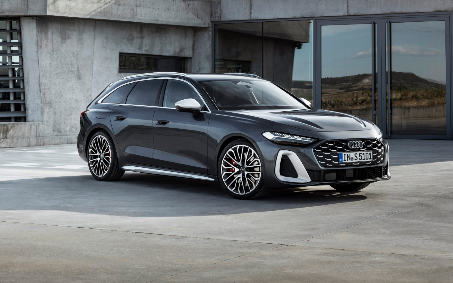 Автомобиль  Audi S5 Avant TFSI quattro 2024 года у здания