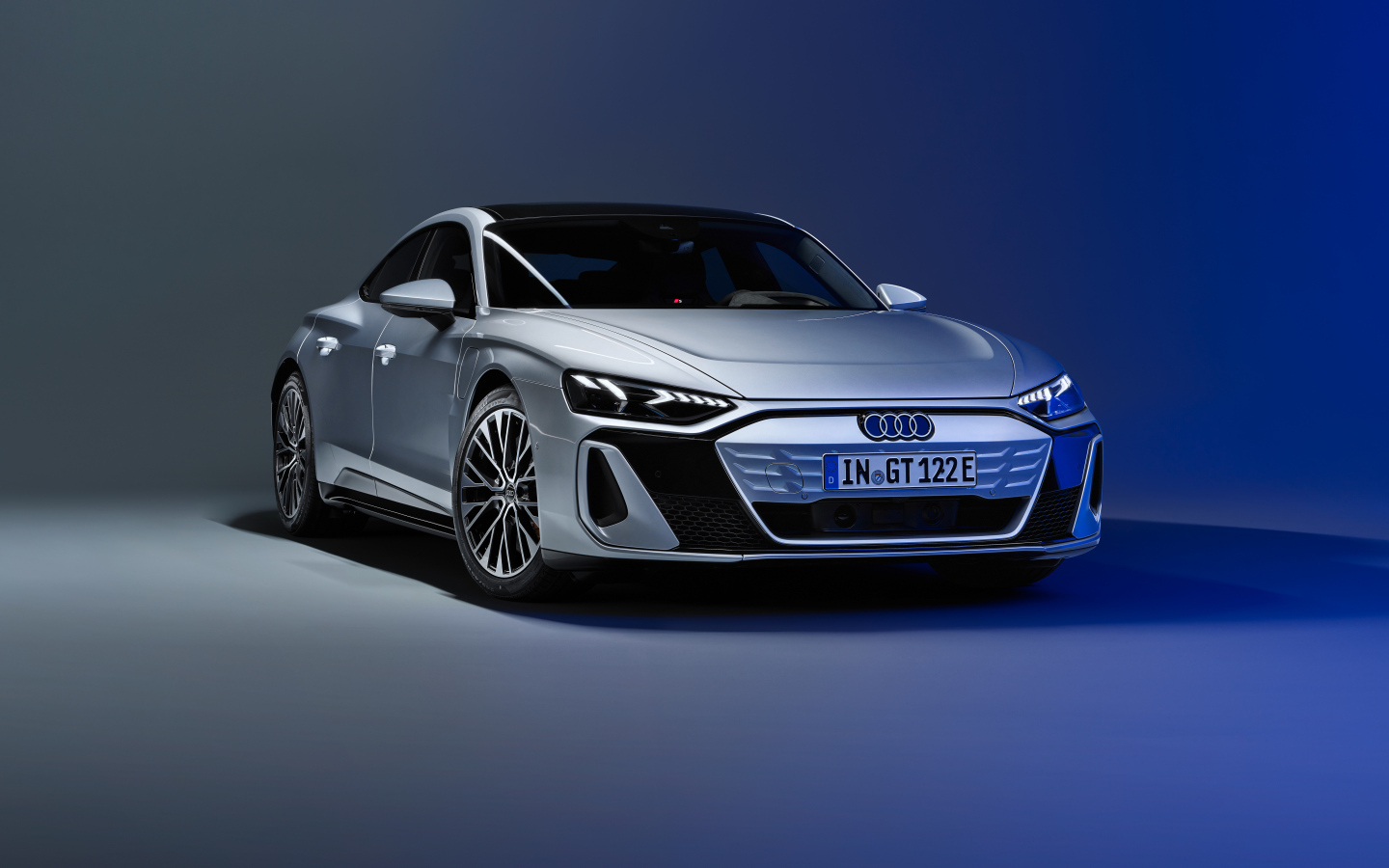 Автомобиль Audi S e-tron GT 2024 года на сером фоне