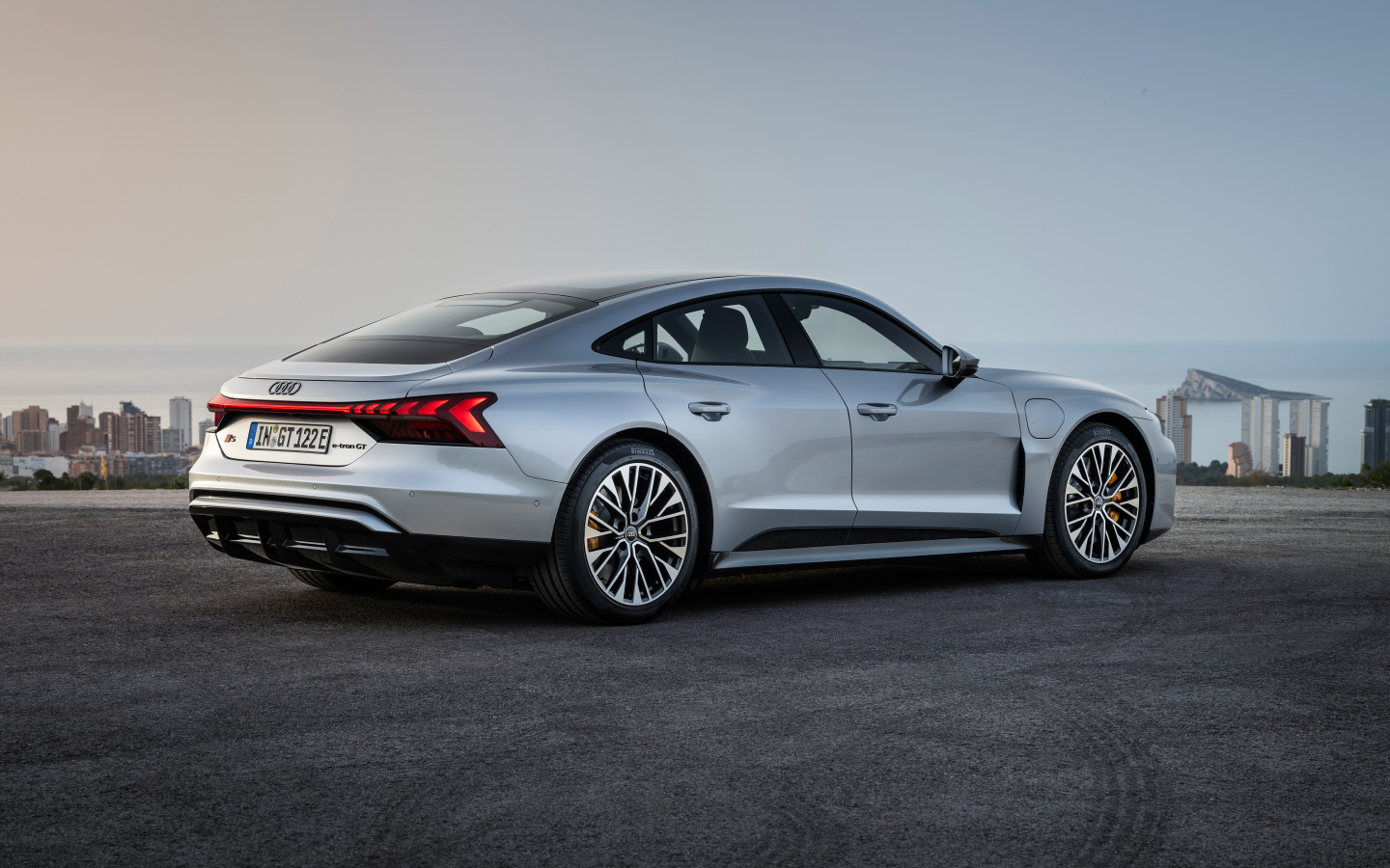 Вид сзади на автомобиль Audi S e-tron GT 2024 года