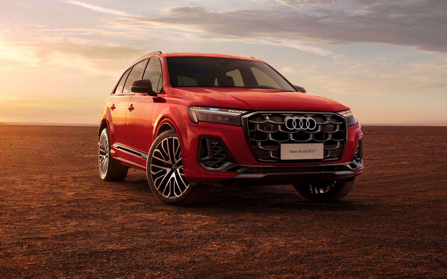 Красный Audi SQ7 TFSI 2024 года на фоне неба