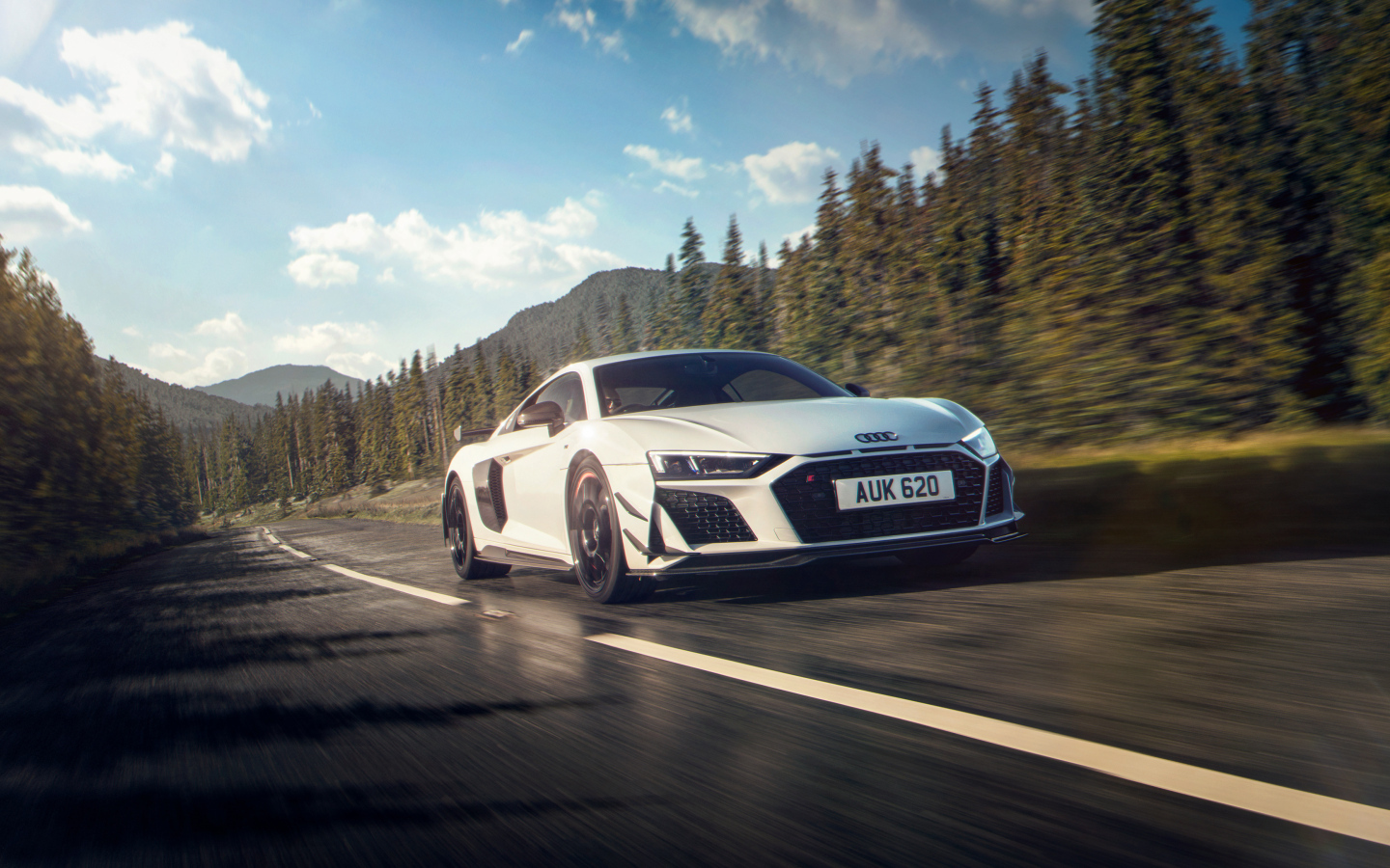 Белый автомобиль Audi R8 coupé V10 GT