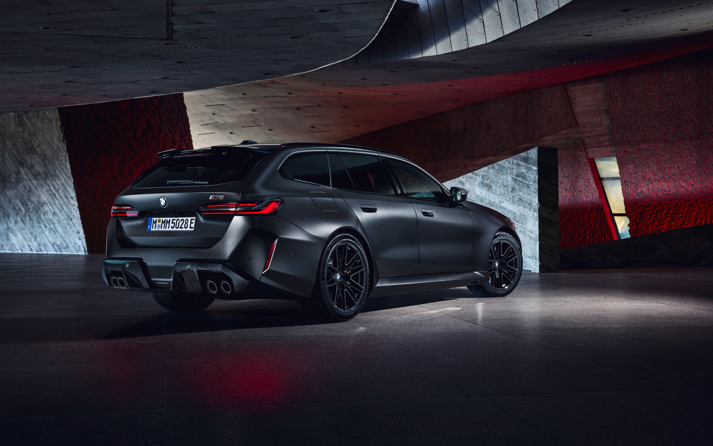 Автомобиль BMW M5 Touring 2024 года вид сзади