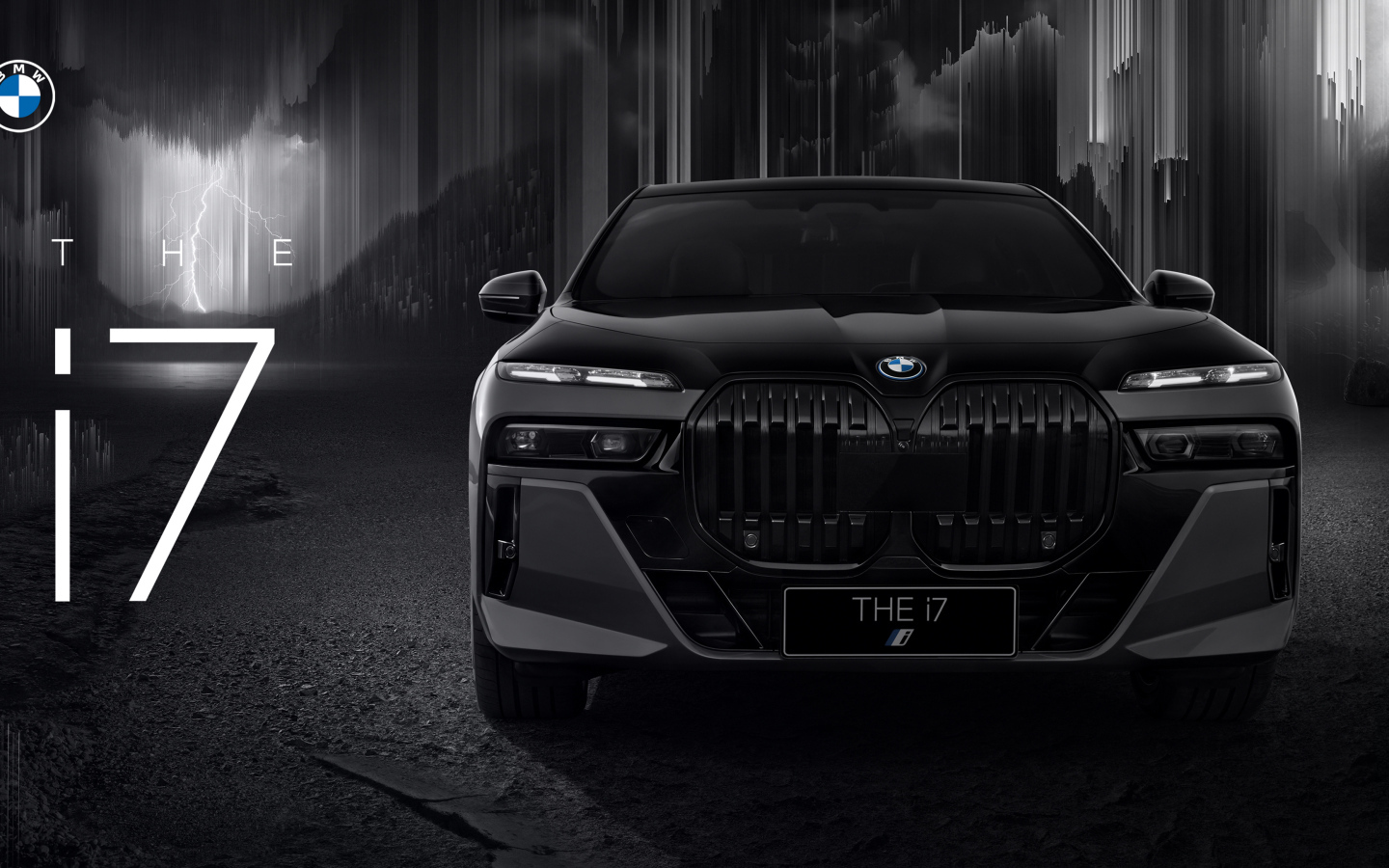 Вид спереди на автомобиль BMW i7