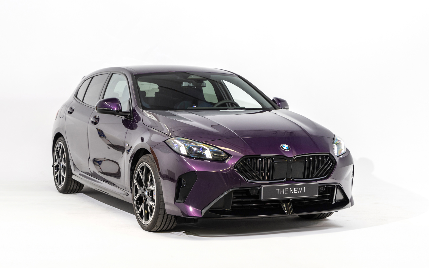 Фиолетовый автомобиль BMW 120d M Sport 2025 года