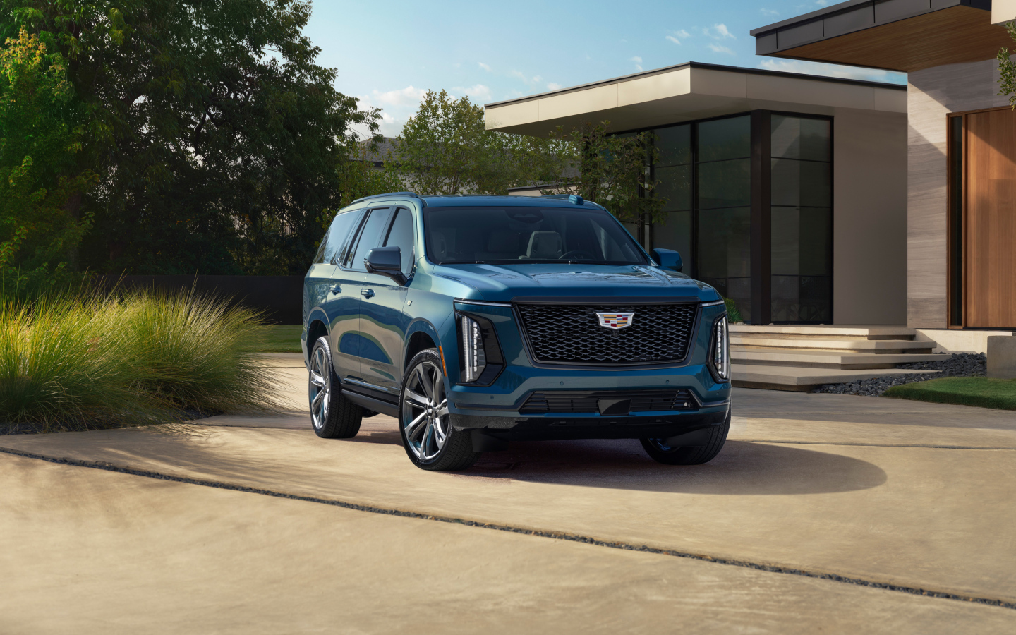 Большой Cadillac Escalade 2025 года вид спереди