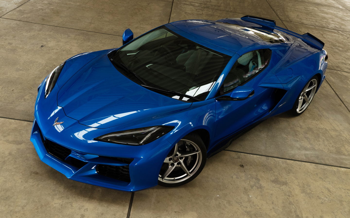 Синий быстрый автомобиль Chevrolet Corvette E-Ray 2024 года