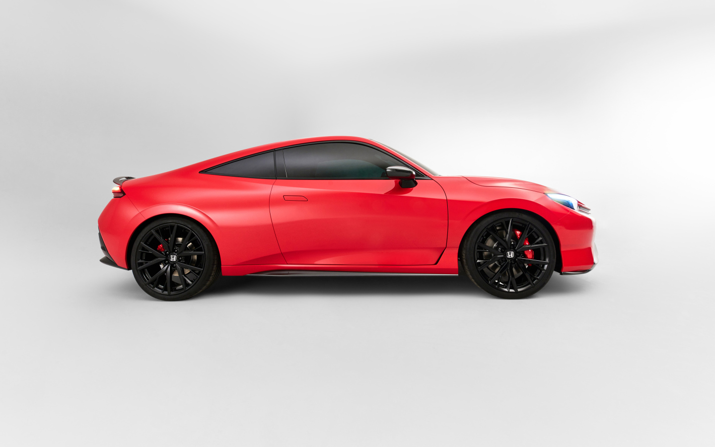 Вид сбоку на красный автомобиль Honda Prelude Concept 2024 года