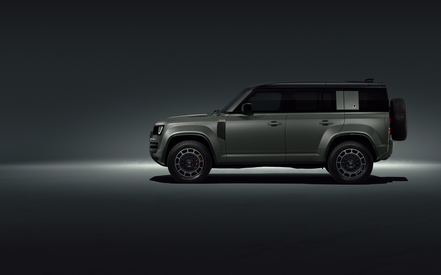 Вид сбоку на автомобиль Land Rover Defender OCTA Edition One