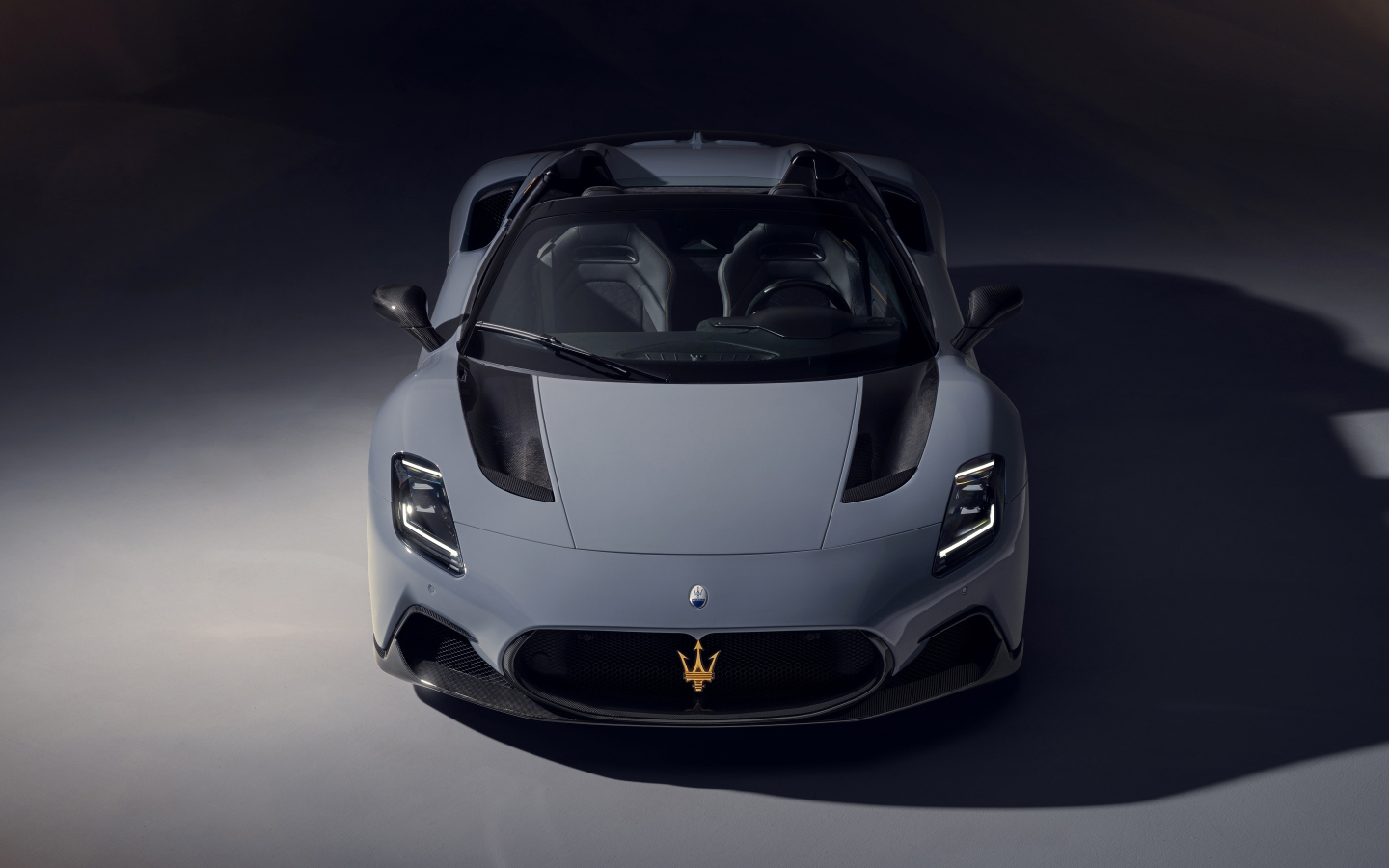 Серый автомобиль Novitec Maserati MC20 Cielo 2024 года